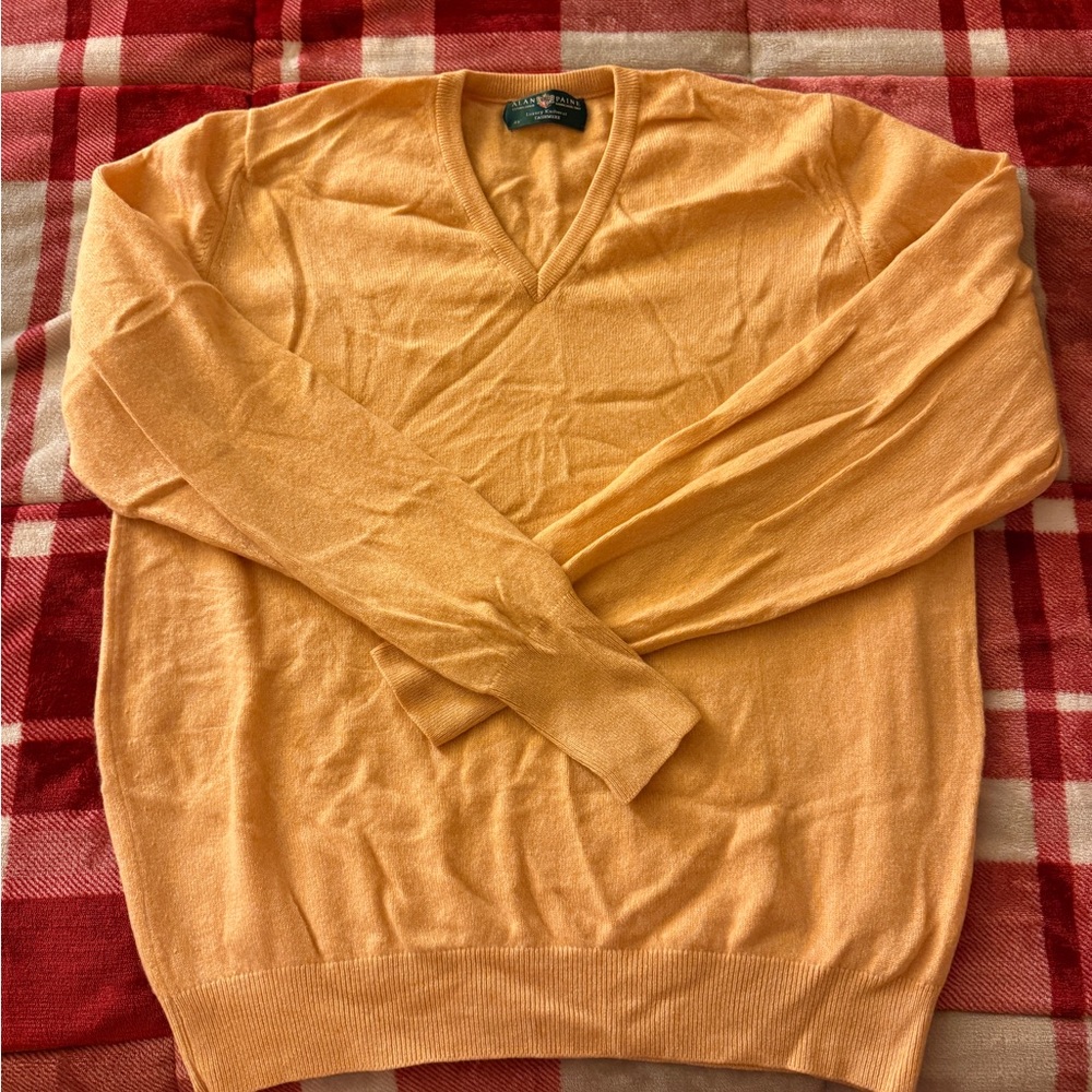 Elegant Alan Paine Vtg V-Neck Cashmere Sweater in Warm Orange